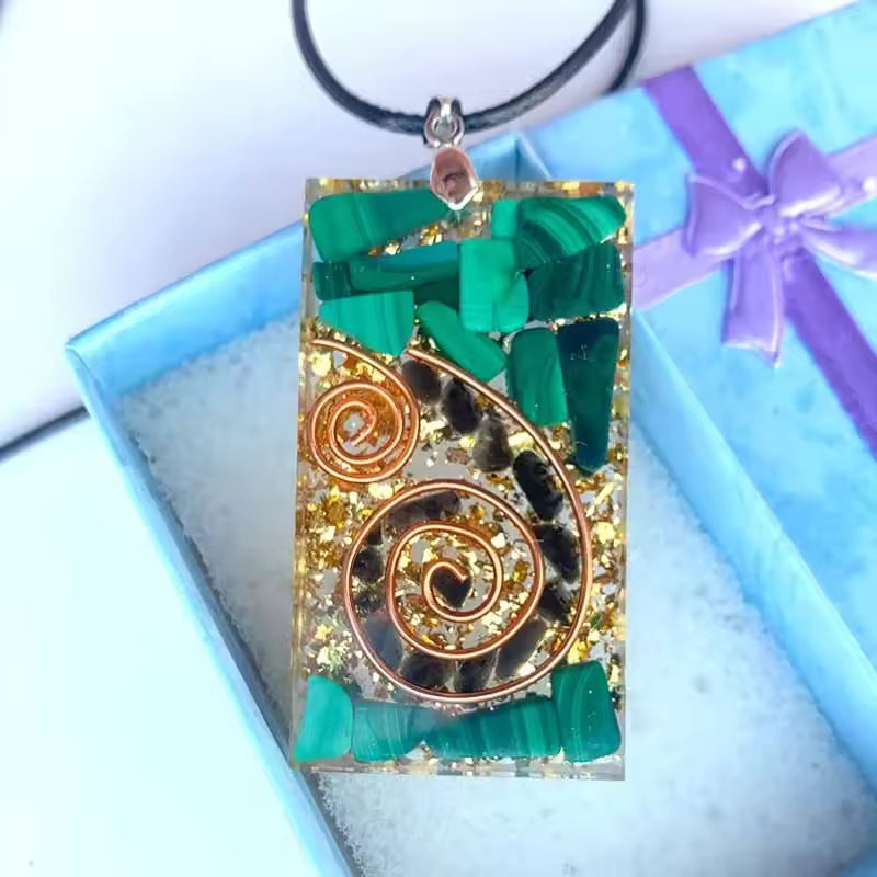 Elegant Malachite Spiral Necklace