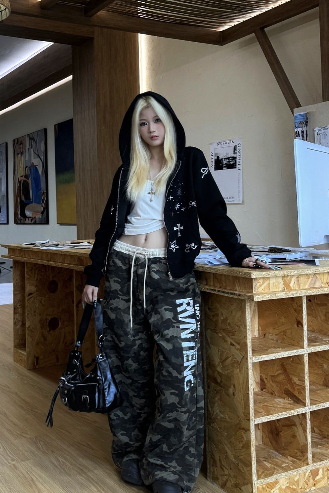 Effortlessly Elegant Pants with a Timeless Design