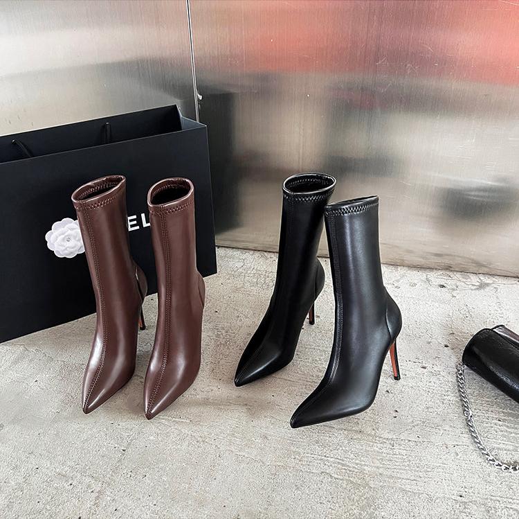 Well Tailored Boots with a Graceful Silhouette