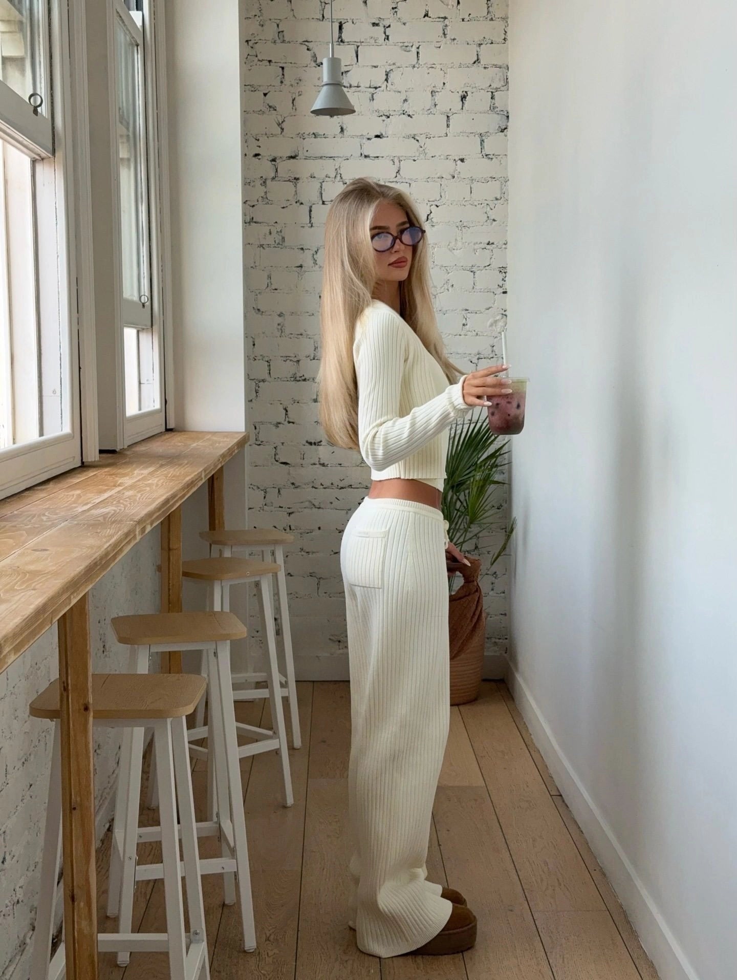 Effortlessly Elegant Pants with a Timeless Design