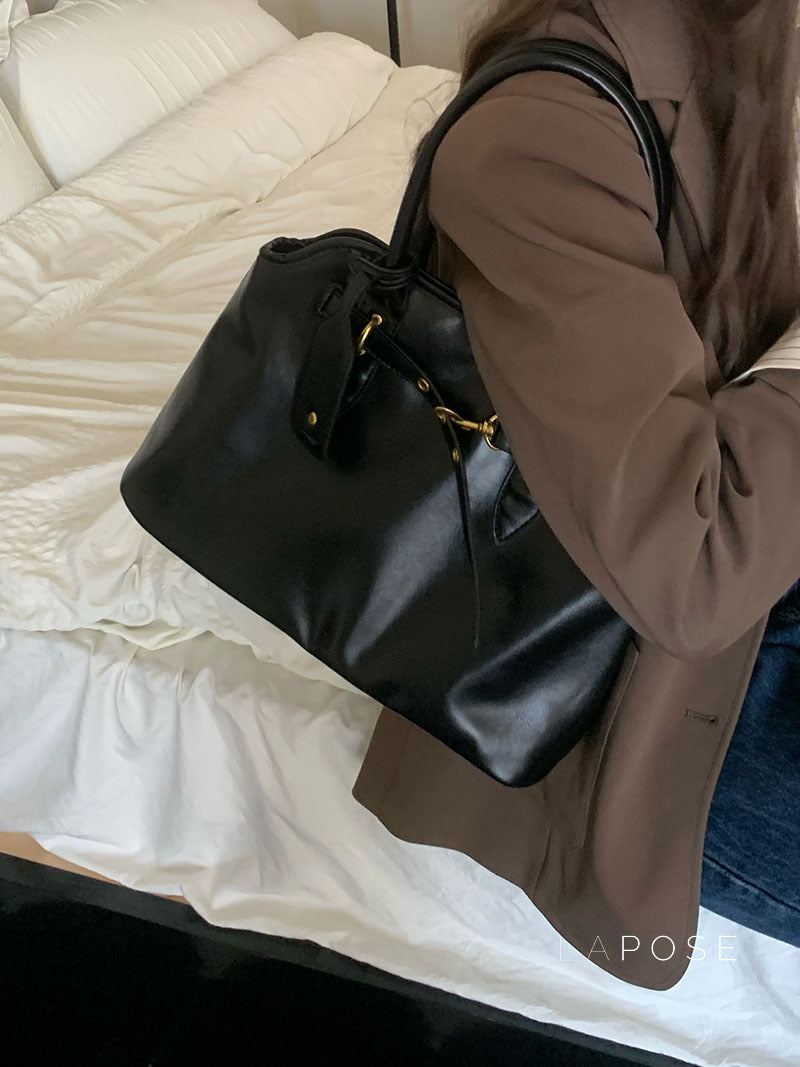 Polished Bag with an Effortless Classic Look