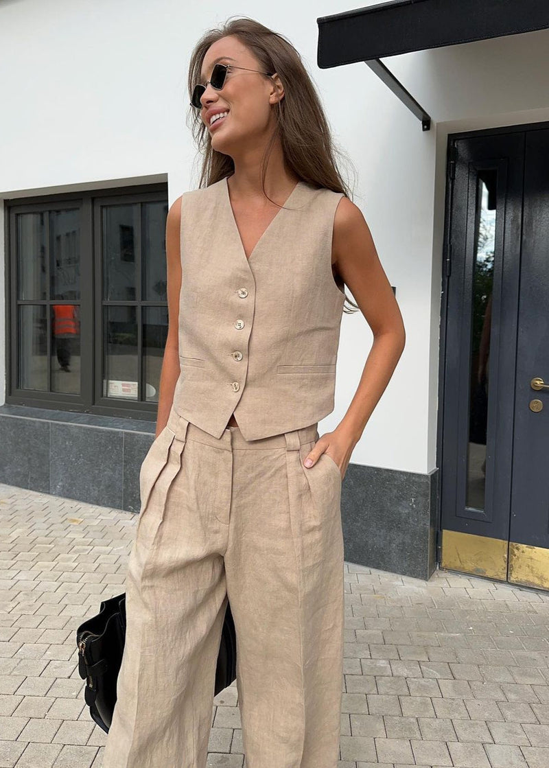 Effortlessly Elegant Pants with a Timeless Design
