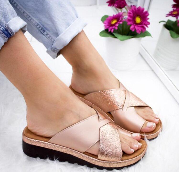 Elegant sandal with plateau and crossed belt