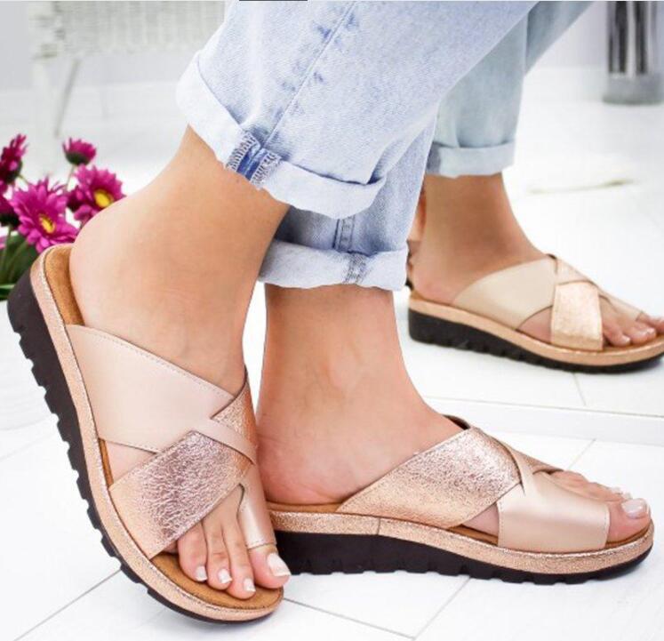 Elegant sandal with plateau and crossed belt