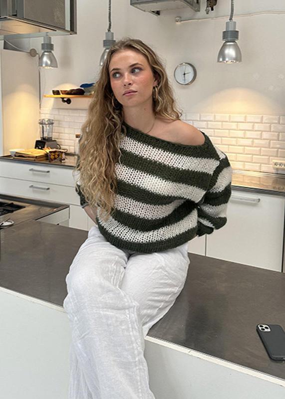 Effortlessly Elegant Sweater with a Timeless Design