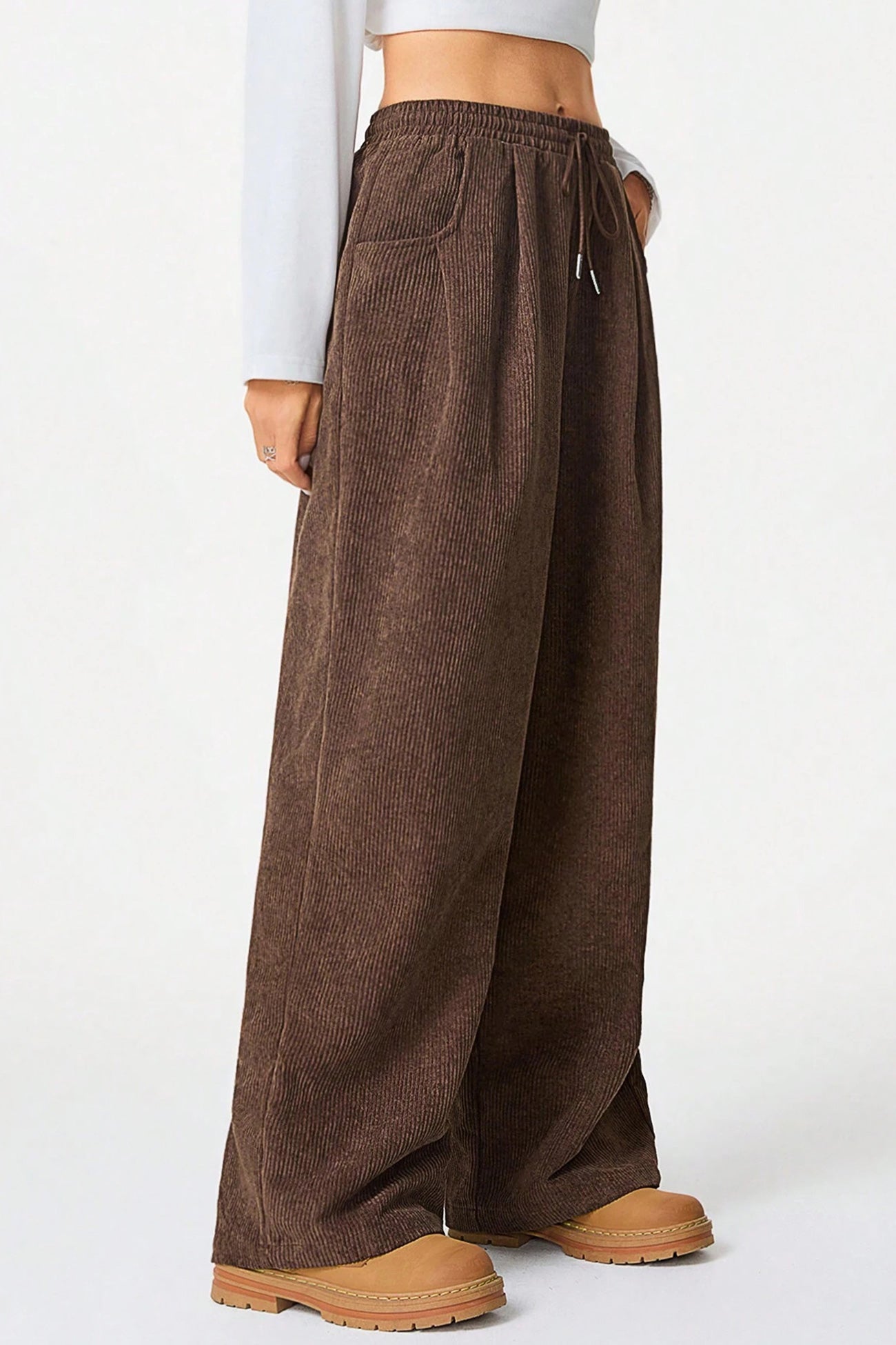 Effortlessly Elegant Pants with a Timeless Design