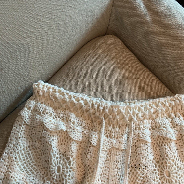 Effortlessly Elegant Pants with a Timeless Design