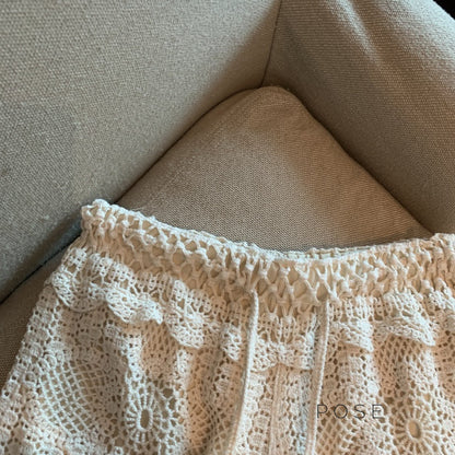 Effortlessly Elegant Pants with a Timeless Design