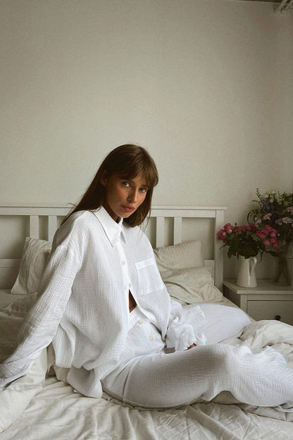 Effortlessly Elegant Pants with a Timeless Design