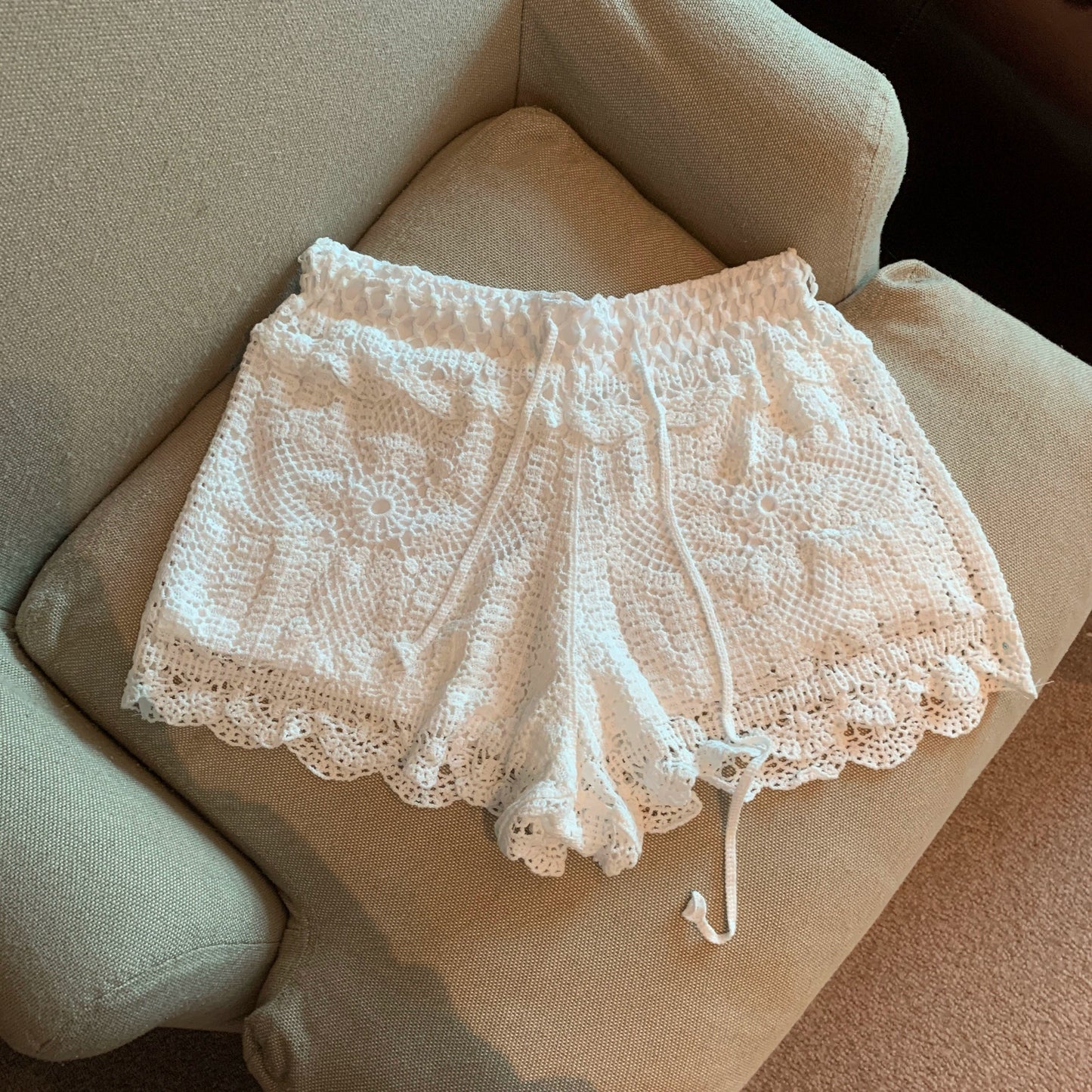 Effortlessly Elegant Pants with a Timeless Design