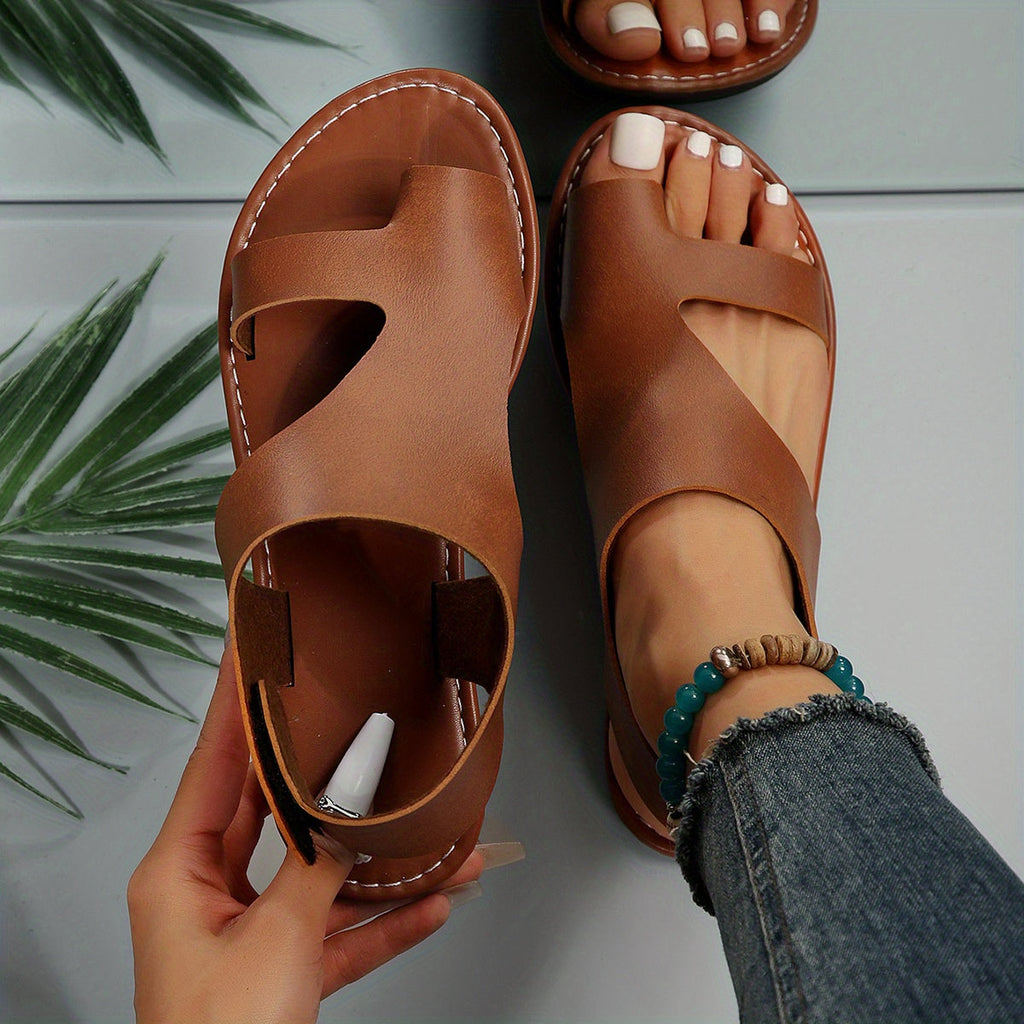 Fashionable sandals with open toe and cut-out design