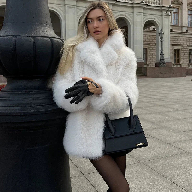 Effortlessly Elegant Coat with a Timeless Design