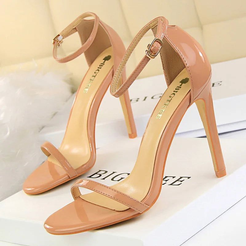 Effortlessly Elegant Heels with a Timeless Design