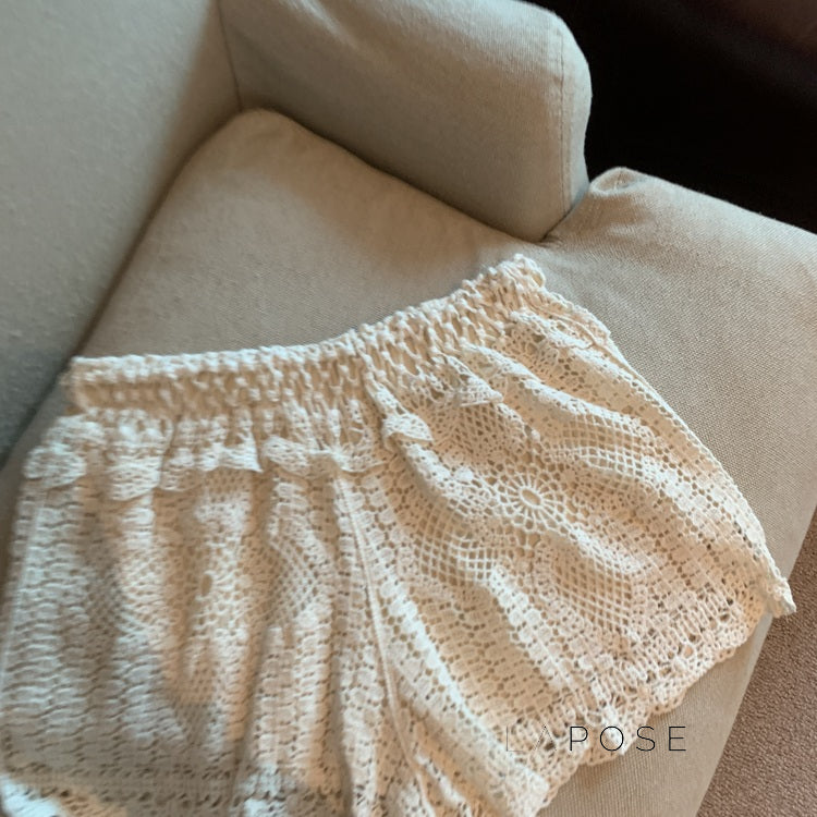 Effortlessly Elegant Pants with a Timeless Design