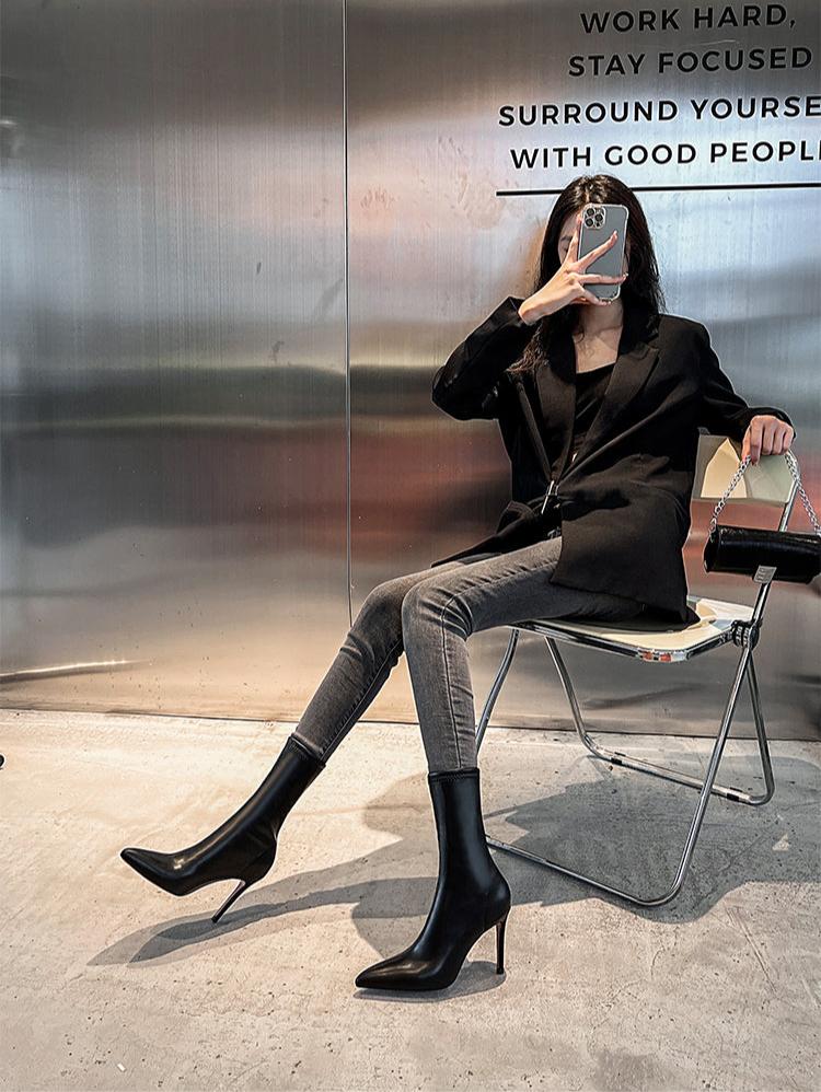 Well Tailored Boots with a Graceful Silhouette
