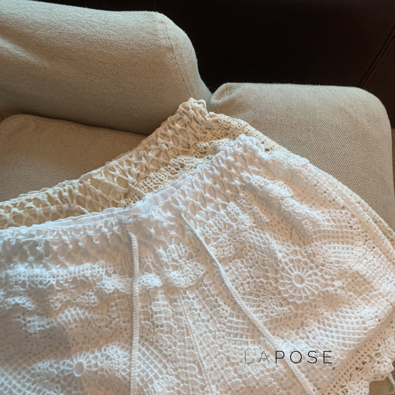 Effortlessly Elegant Pants with a Timeless Design