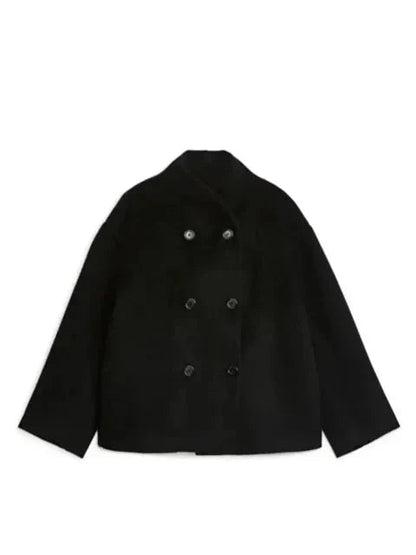 Well Tailored Coat with a Graceful Silhouette
