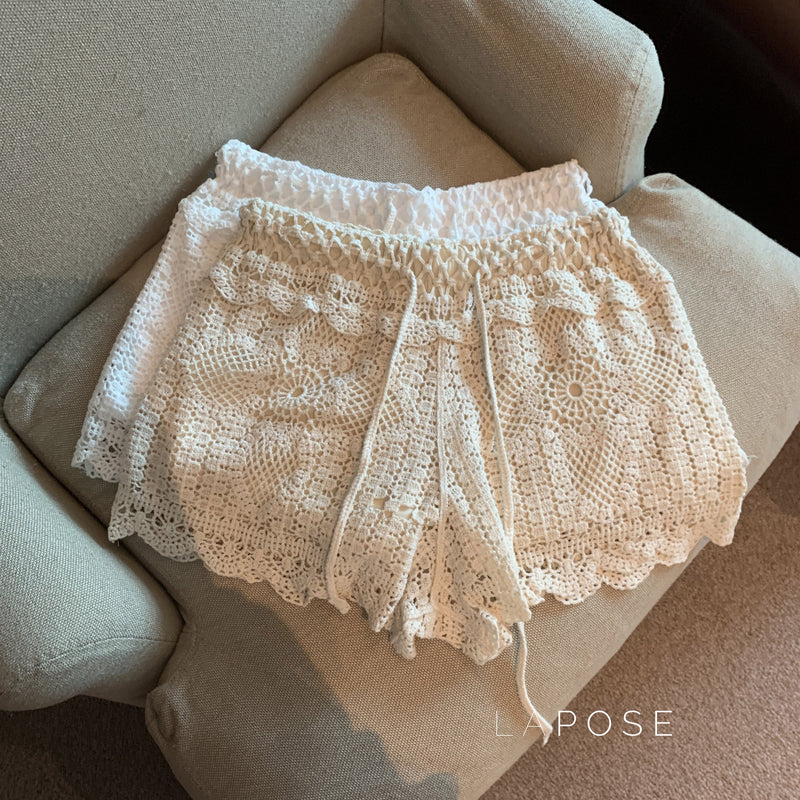 Effortlessly Elegant Pants with a Timeless Design