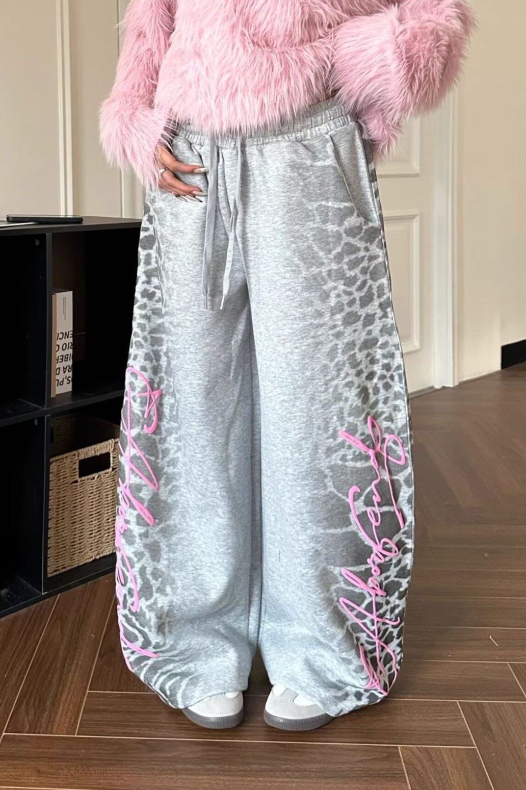 Effortlessly Elegant Pants with a Timeless Design