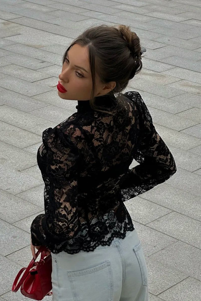 Effortlessly Elegant Blouse with a Timeless Design