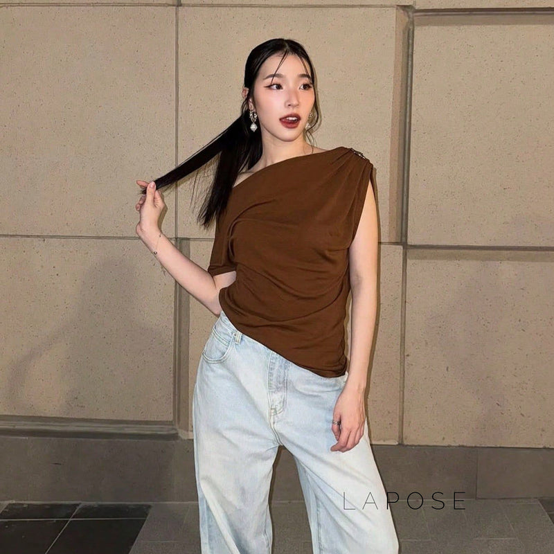 Well Tailored Top with a Graceful Silhouette
