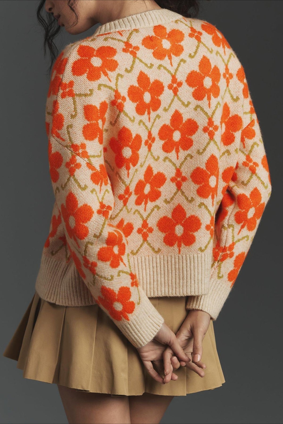 Well Tailored Cardigan with a Graceful Silhouette