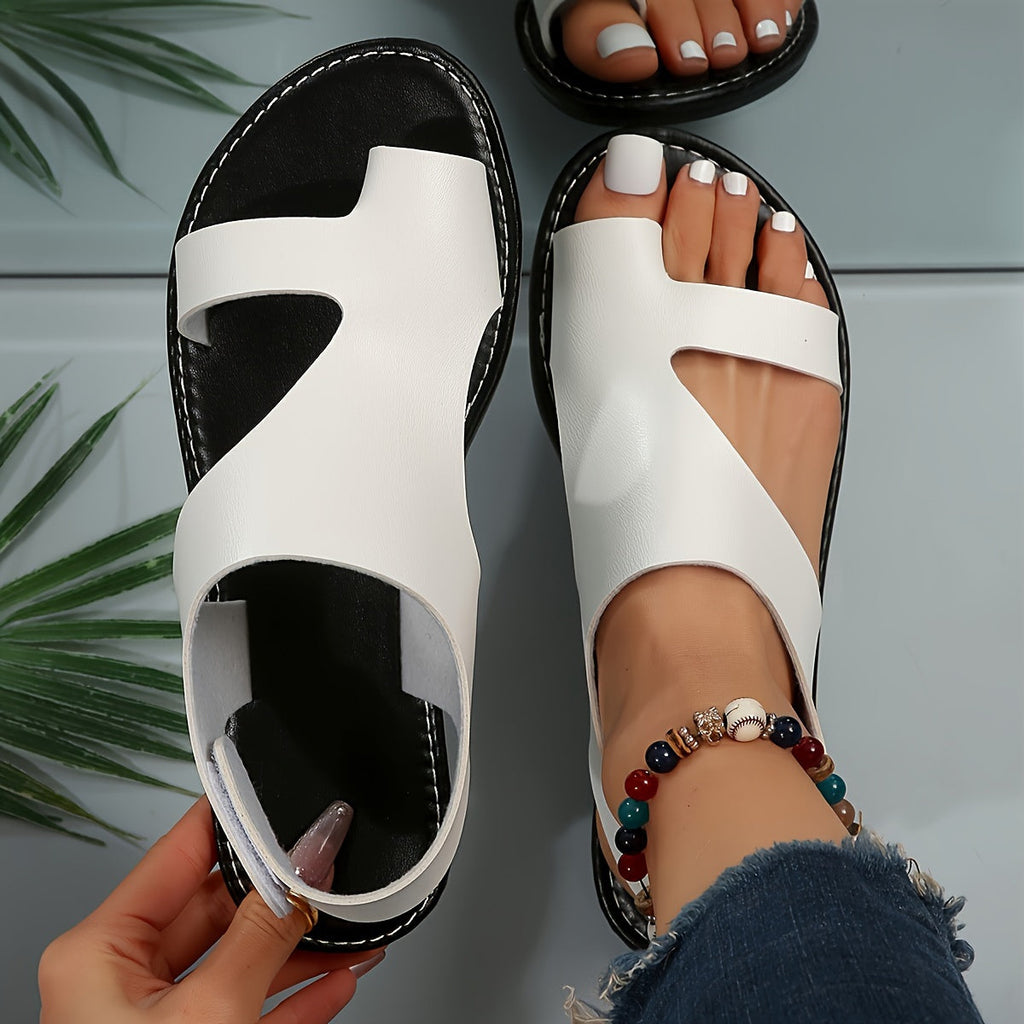 Fashionable sandals with open toe and cut-out design