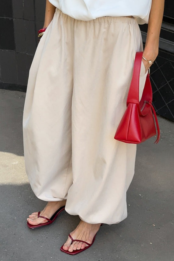 Effortlessly Elegant Pants with a Timeless Design