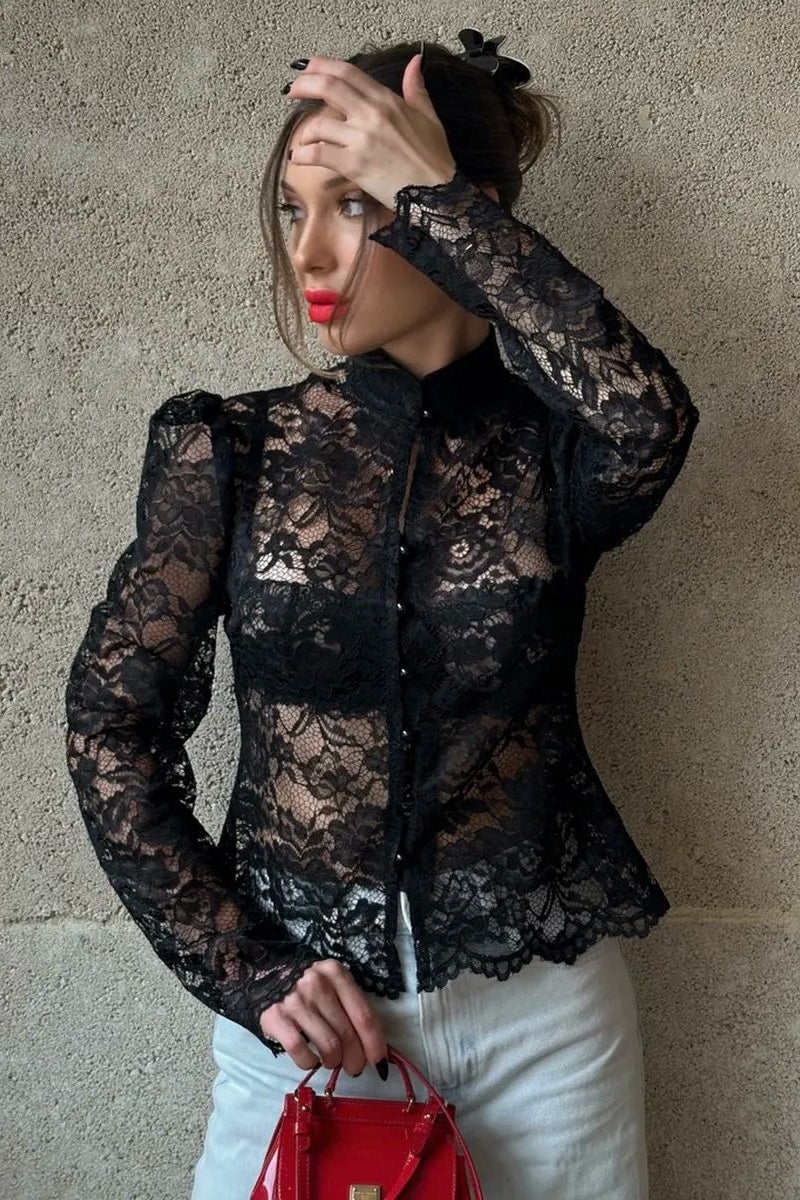 Effortlessly Elegant Blouse with a Timeless Design