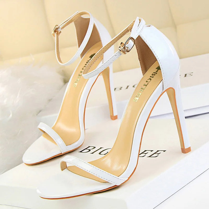 Effortlessly Elegant Heels with a Timeless Design