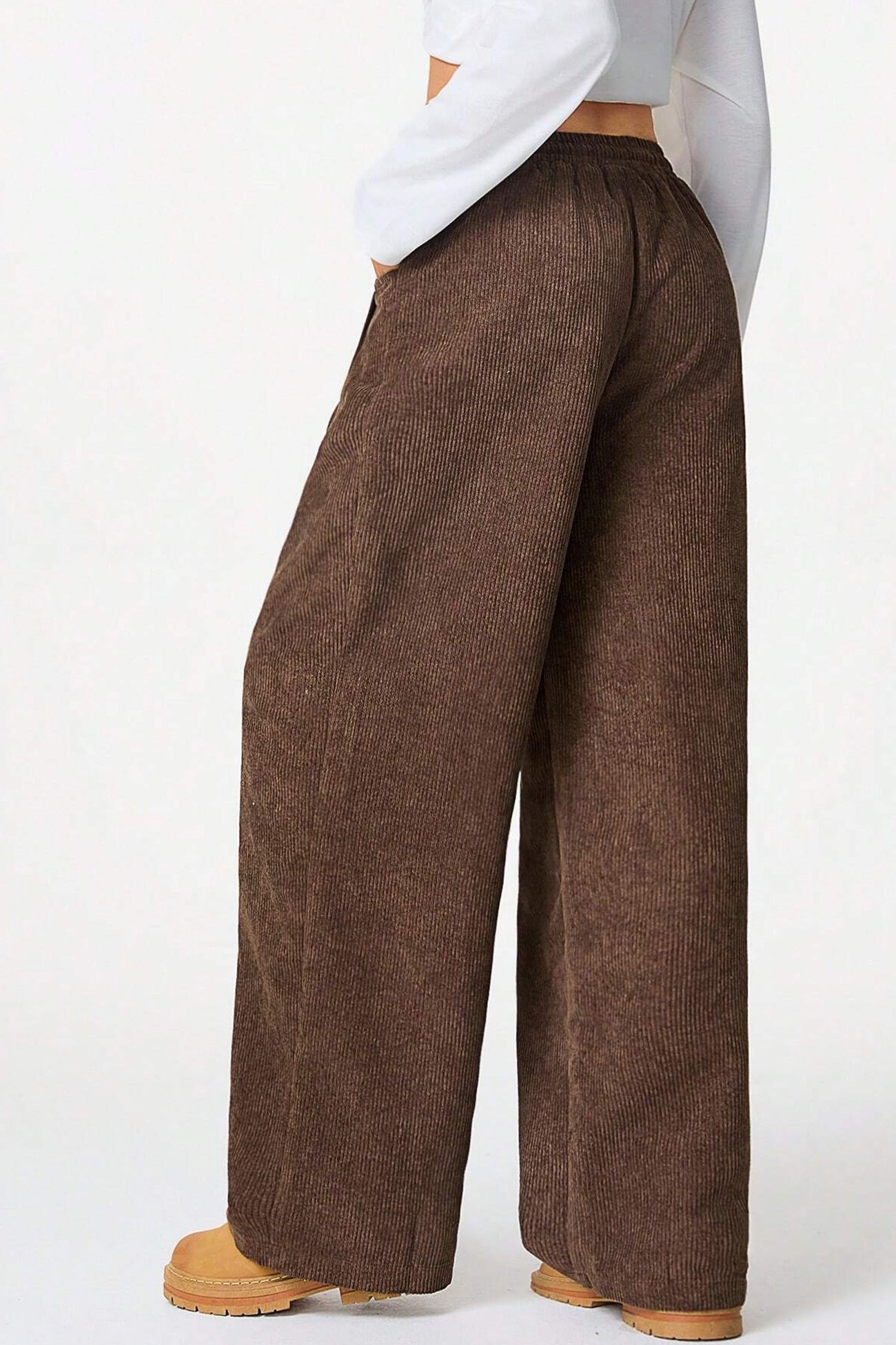 Effortlessly Elegant Pants with a Timeless Design