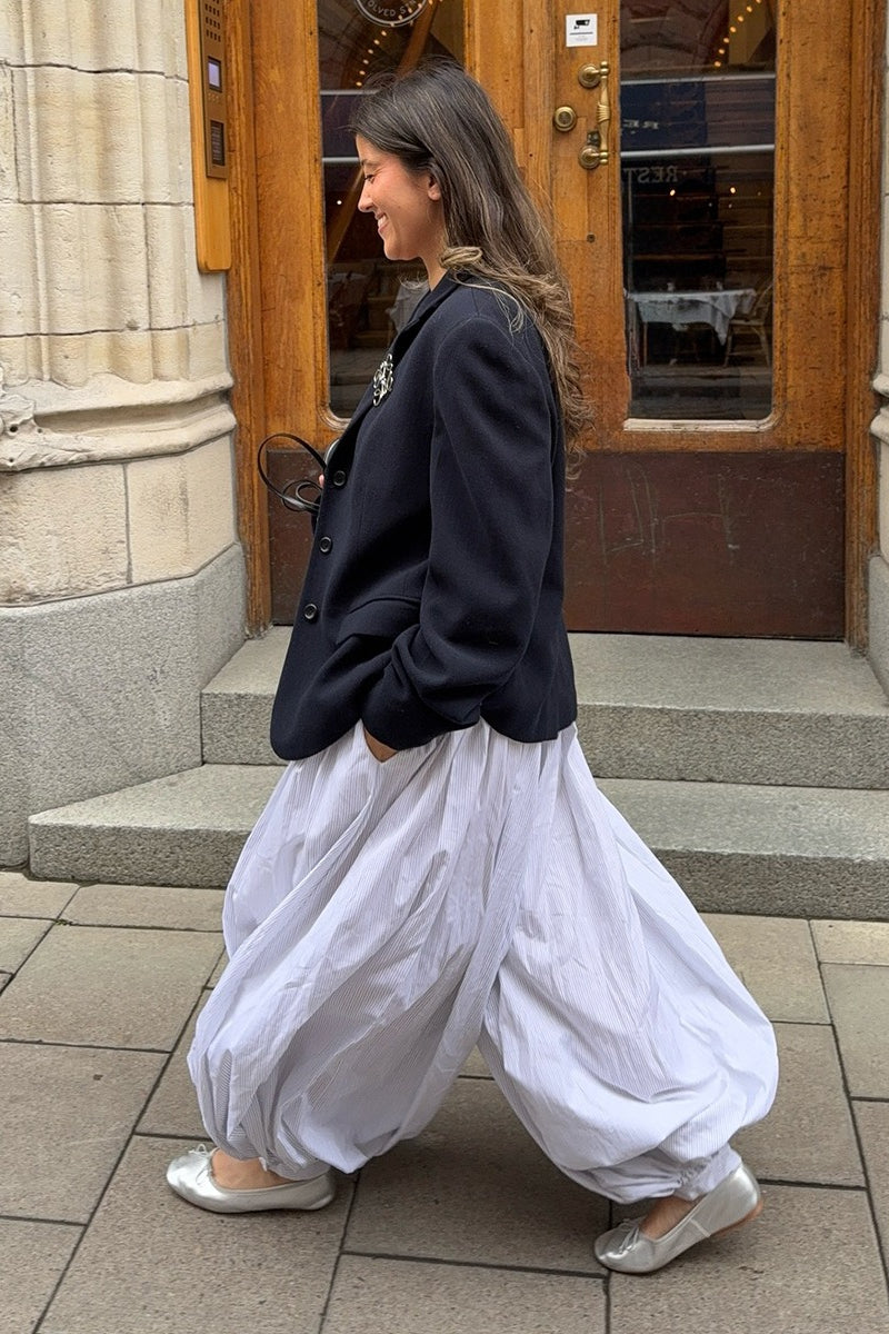 Effortlessly Elegant Pants with a Timeless Design