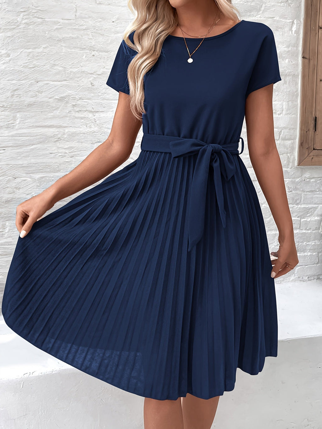Fashionable and effortless summer dress