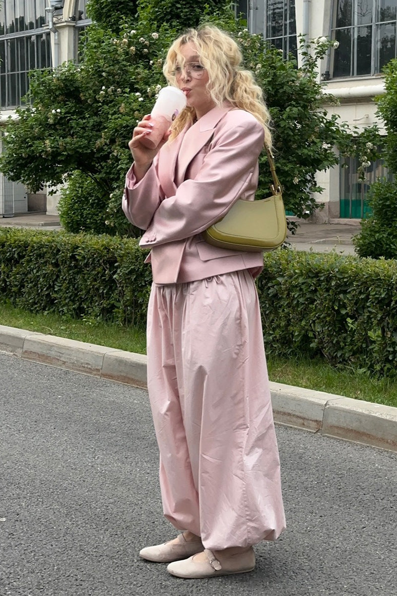 Effortlessly Elegant Pants with a Timeless Design