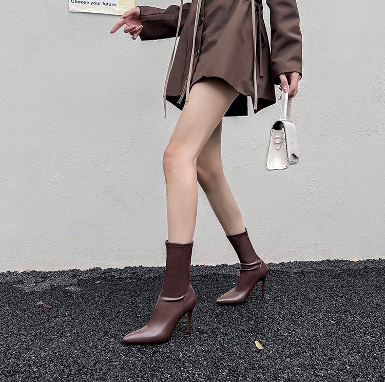 Well Tailored Boots with a Graceful Silhouette