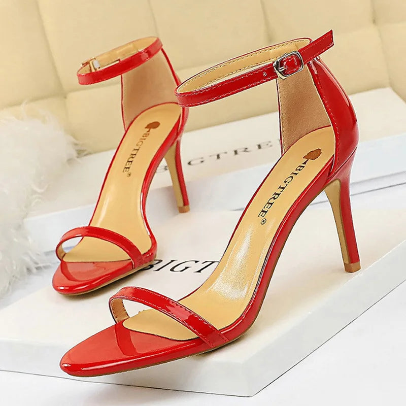 Effortlessly Elegant Heels with a Timeless Design