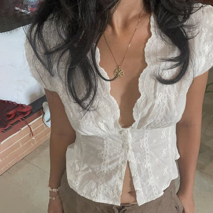 Effortlessly Elegant Blouse with a Timeless Design
