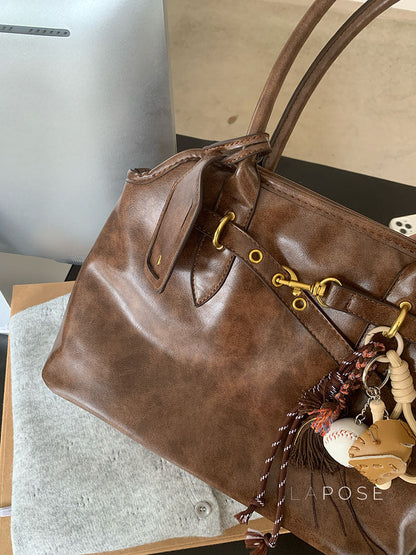 Polished Bag with an Effortless Classic Look