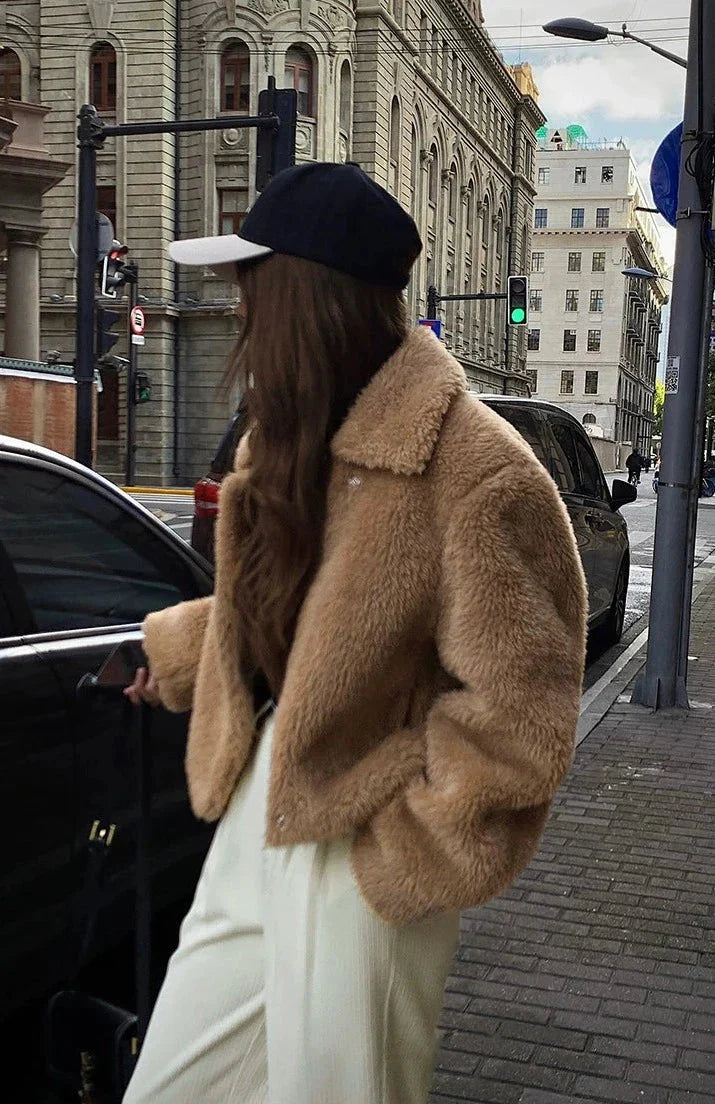 Well Tailored Coat with a Graceful Silhouette