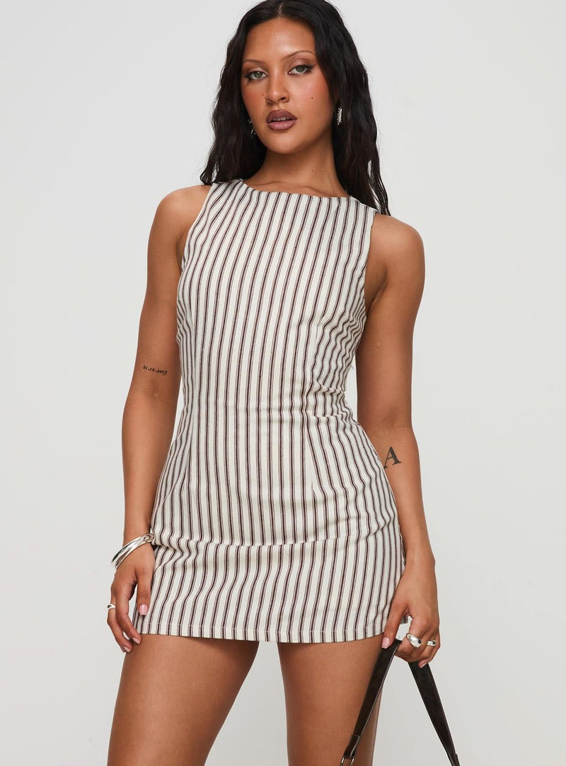 Well Tailored Dress with a Graceful Silhouette