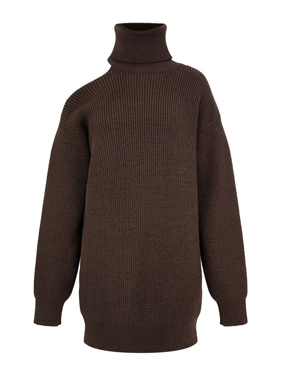 Well Tailored Sweater with a Graceful Silhouette