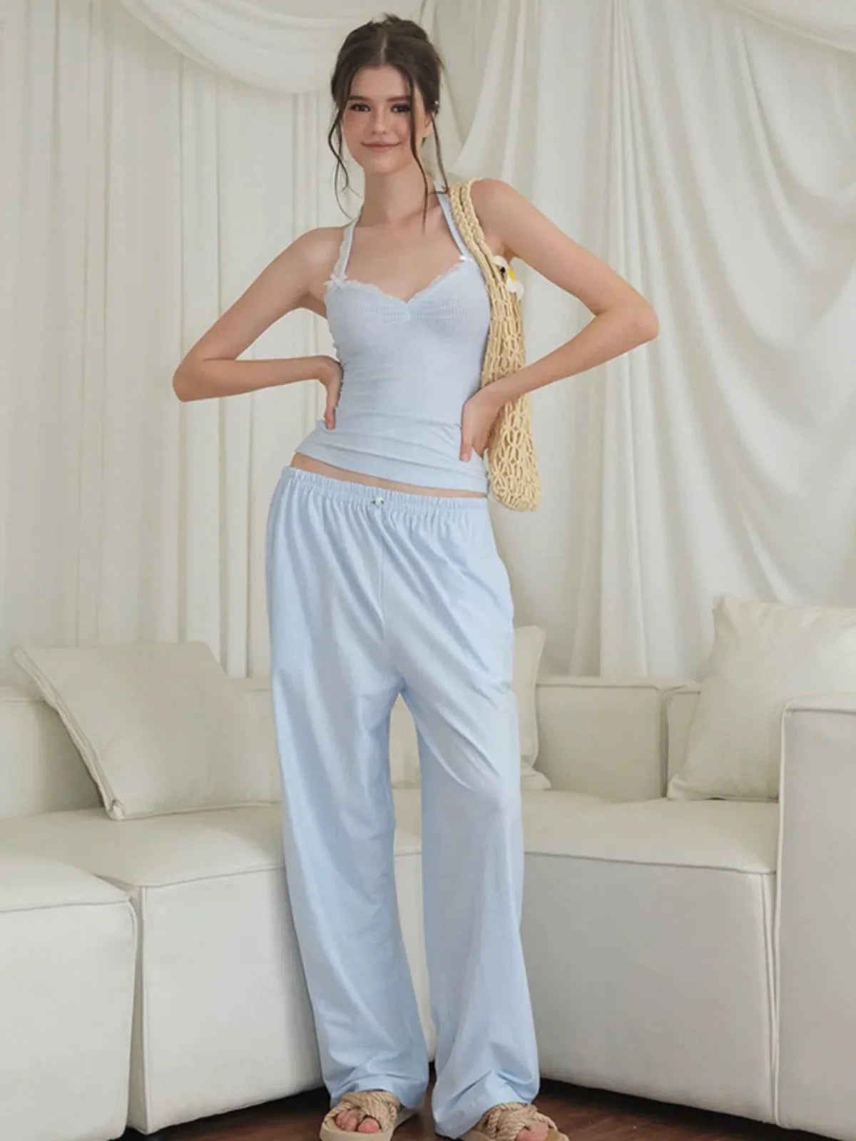 Effortlessly Elegant Pants with a Timeless Design