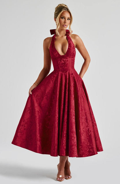 Well Tailored Dress with a Graceful Silhouette
