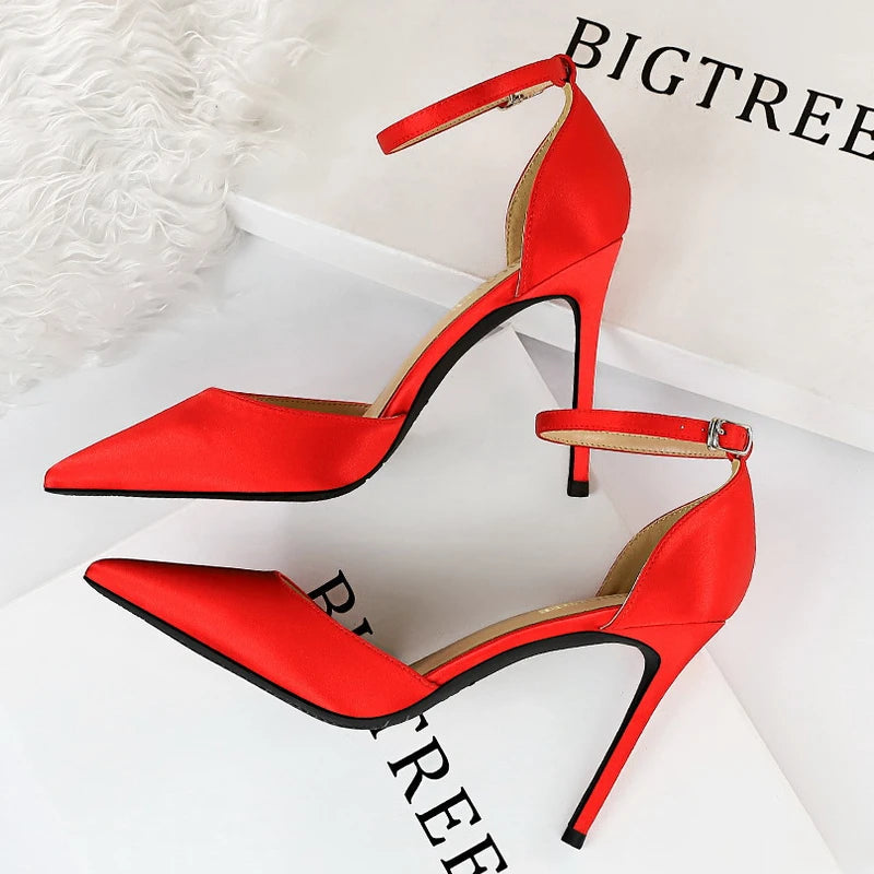 A Vintage Style Heels with Delicate Timeless Details