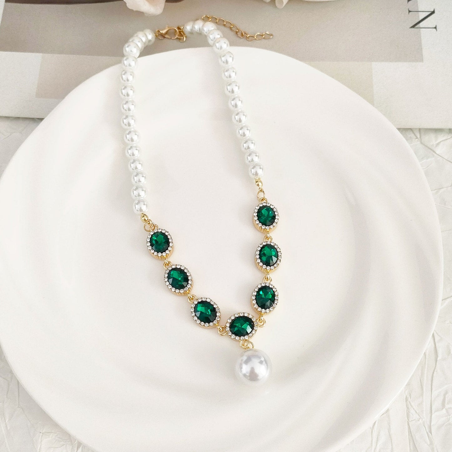 Elegant Emerald Pearl Necklace