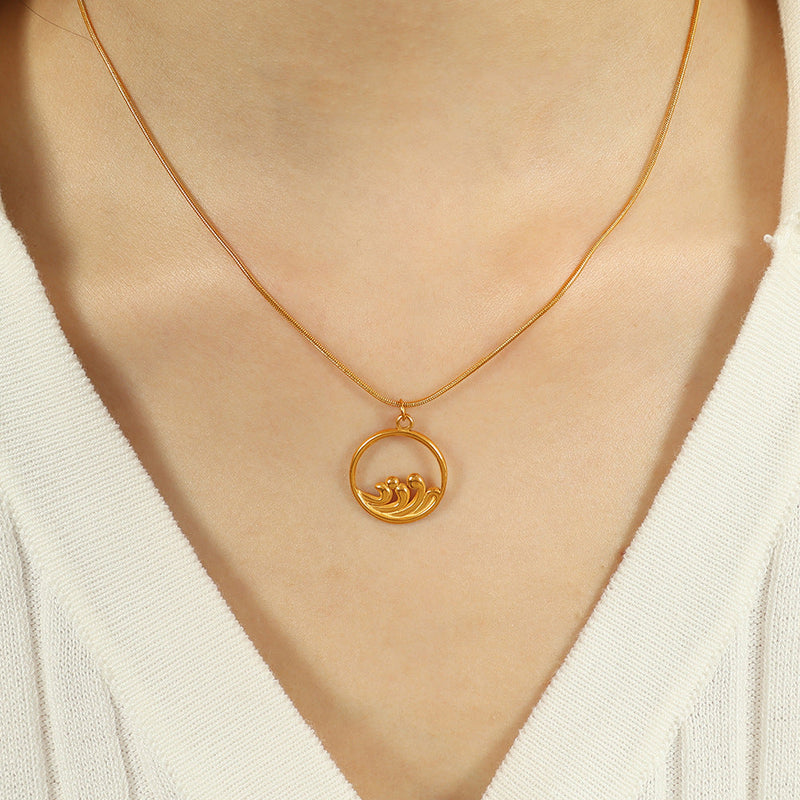 Elegant Gold Pendant Necklace