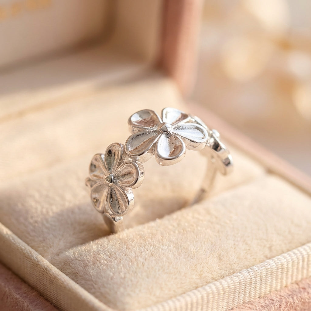 Elegant Silver Flower Ring