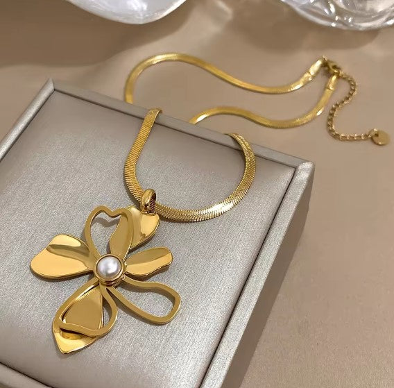 Gold Flower Pearl Necklace