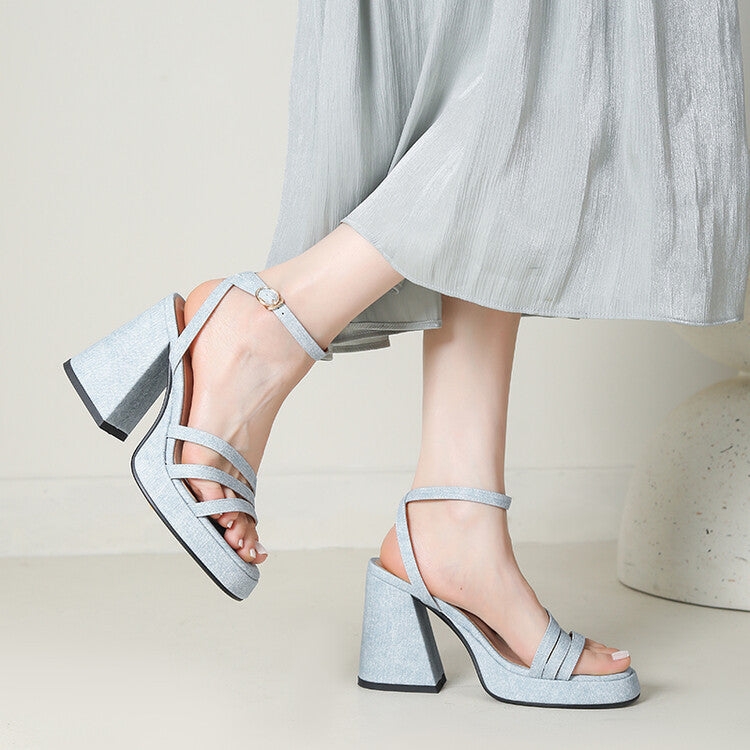 Graceful orthopedic sandals for a modern look