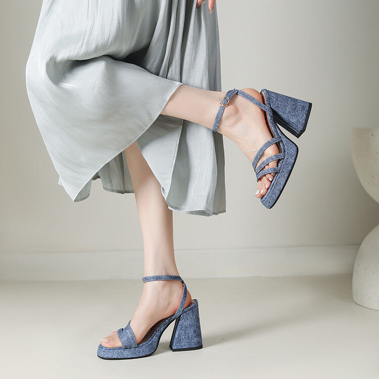 Graceful orthopedic sandals for a modern look